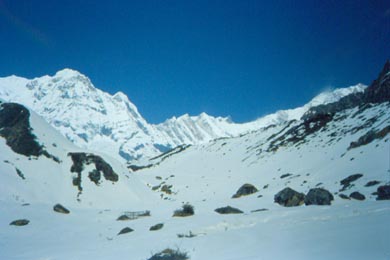 viel Schnee vor blauem Himmel