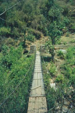 Hölzerne Hängebrücke im Wald