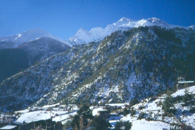 Blick auf Pisang im Schnee