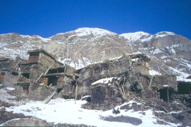 verfallene Steinhuser im Schnee
