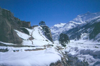 Blick auf Schnee, Berge und das Dorf Manang