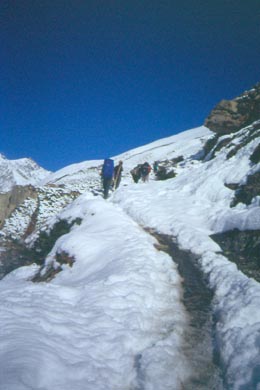 Trekker steigen auf durch tiefen Schnee
