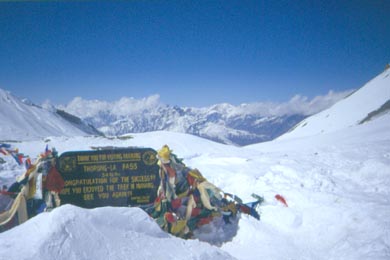 Grenzstein und Gebetsfahnen am Thorung La Pass