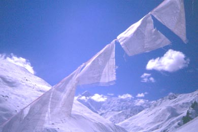 weie Gebetsfahnen und Weie Berge