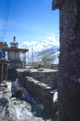enge, verschneite Gasse zwischen Steinhusern