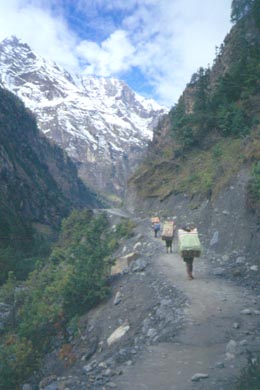 drei Porter auf steinigem Bergpfad