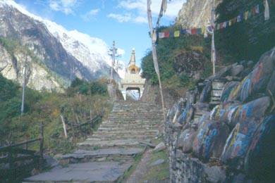 hbsches Tor mit Gebetsfahnen und Mani-Steinen