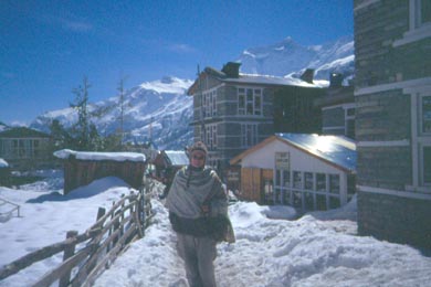 hohe Lodges im verschneiten Manang