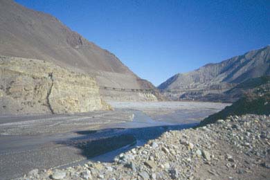 das weite steinige Tal mit Hngebrcke