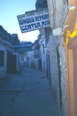 weie Gasse mit Geschftsschildern