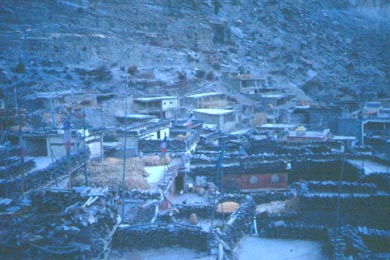 dichte alte Steinhuser mit Getreide auf den Dchern