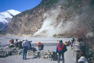 Trekker warten vor stauigen Explosionen in der Ferne