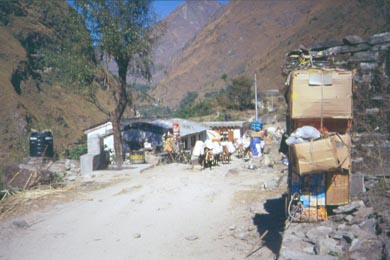 Rastplatz mit Maultieren und abgestellter Porter-Trage