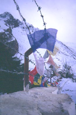 Stacheldraht mit Gebetsfahnen