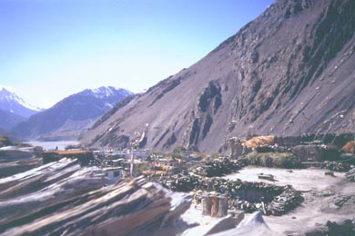 die Dächer Kagbenis und das Kali Gandaki Tal
