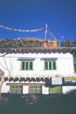 buntes Haus vor strahlend blauem Himmel