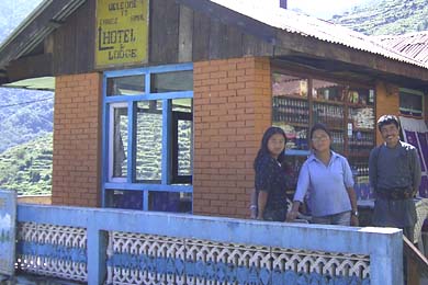 Tensings Familie vor der Lodge Ganesh Himal