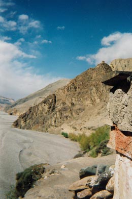 das Kali Gandaki Flussbett vor blauem Himmel