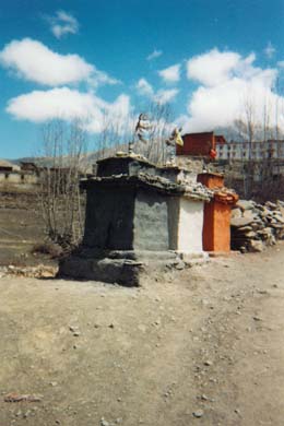 kleine schwarz-wei-rote Kult-Sulen