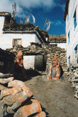 bunt bemalte Frau- und Mann-Figuren