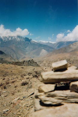 Steintrmchen vor Blick ins karge Tal