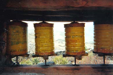 Gebetsmhlen aus gelben Dosen