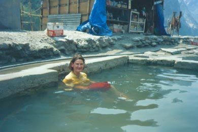 warmes Bad in voller Montur