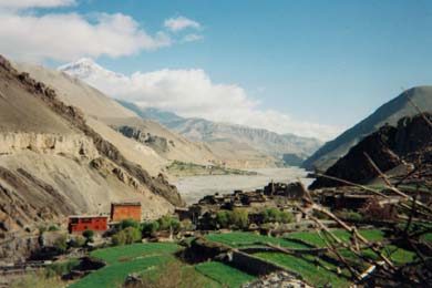 rotes Dorf, grne Wiese, blauer Himmel