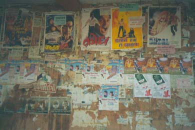 Wand mit bunten Filmplaketen von Bollywood-Filmen