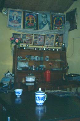 Hausaltar in einer tibetischen Wohnung