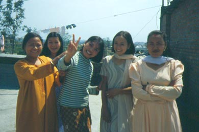 fünf fröhliche Nepalesinnen