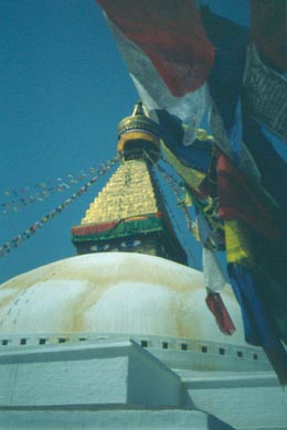 Buddhas Augen und Gebetsfahnen auf der Stupa