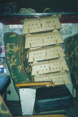 Kartons mit Küken auf einem Bussitz