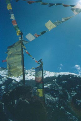 viele Gebetsfahnen ber Mani-Steinen