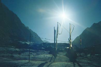 Sonnenuntergang hinter Gebetsfahnen