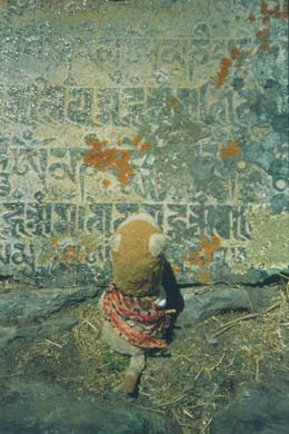 Mani-Stein mit eingemeißelten Gebeten und Plüschlöwe