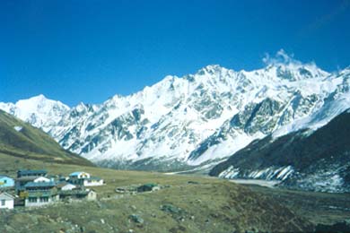 Blick auf Kyanjin und Berge