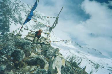Schnee, Wolken, Gebetsfahnen und die Autorin dieser Zeilen.