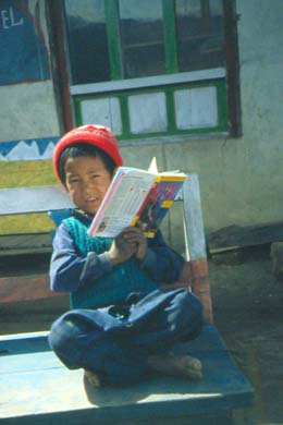 kleiner Junge mit Nepal-Reisefhrer