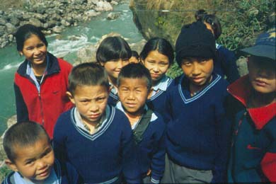 Kinder in Schuluniform