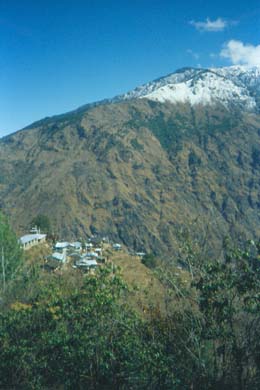 frischer Schnee im Berg ber dem Dorf