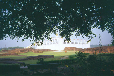 weier Tempel hinter Bumen