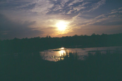Sonnenuntergang über dem Rapti Fluss