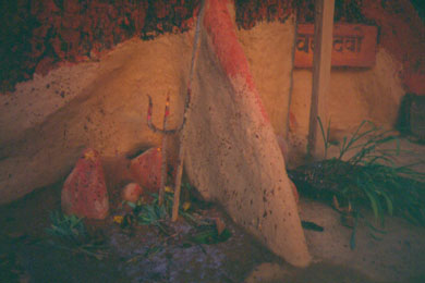 kleine Gedenksttte mit Dreizack und rotem Pulver