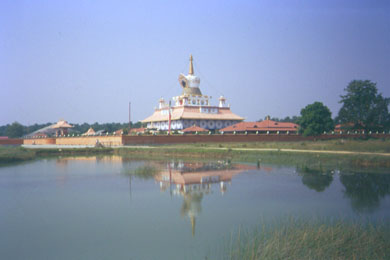 ein groer Tempel spielgelt sich im Wasser